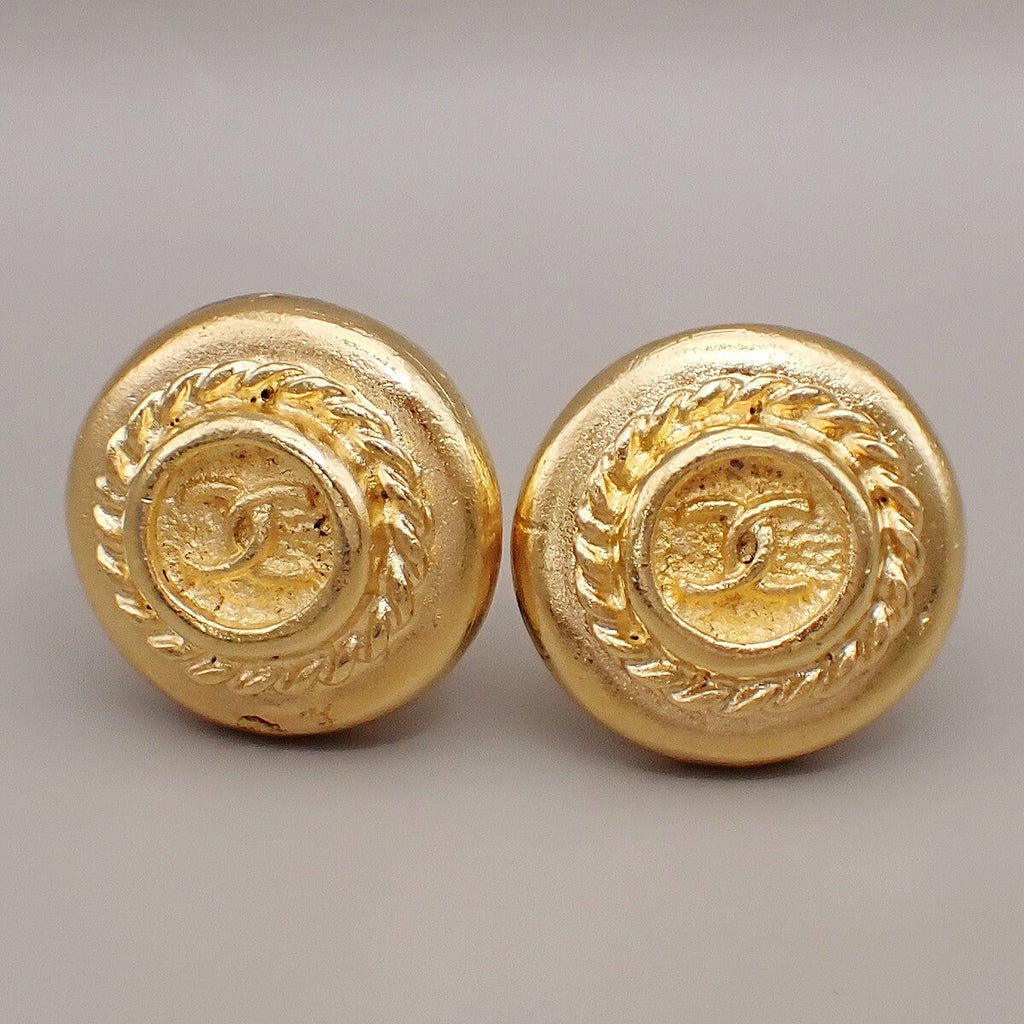Chanel Vintage Cc Logo Round Clip On Earrings Textured Metal Gold Gold_Plated Earrings Jewelry (Pre-Owned)