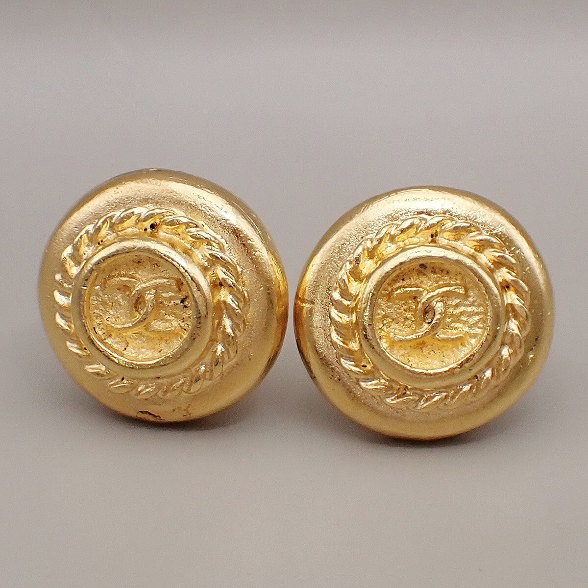 Chanel Vintage Cc Logo Round Clip On Earrings Textured Metal Gold Gold_Plated Earrings Jewelry (Pre-Owned)