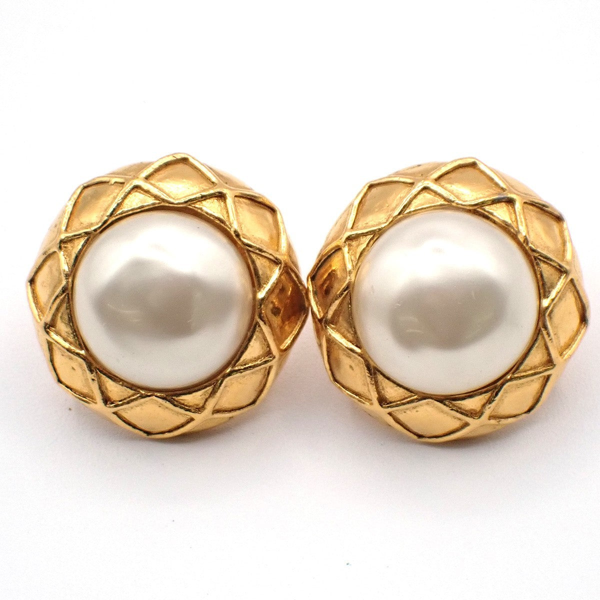 Chanel Vintage Round Clip-On Earrings Metal With Faux Pearl Gold Gold_Plated Earrings Jewelry (Pre-Owned)