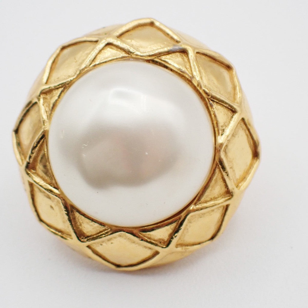 Chanel Vintage Round Clip-On Earrings Metal With Faux Pearl Gold Gold_Plated Earrings Jewelry (Pre-Owned)