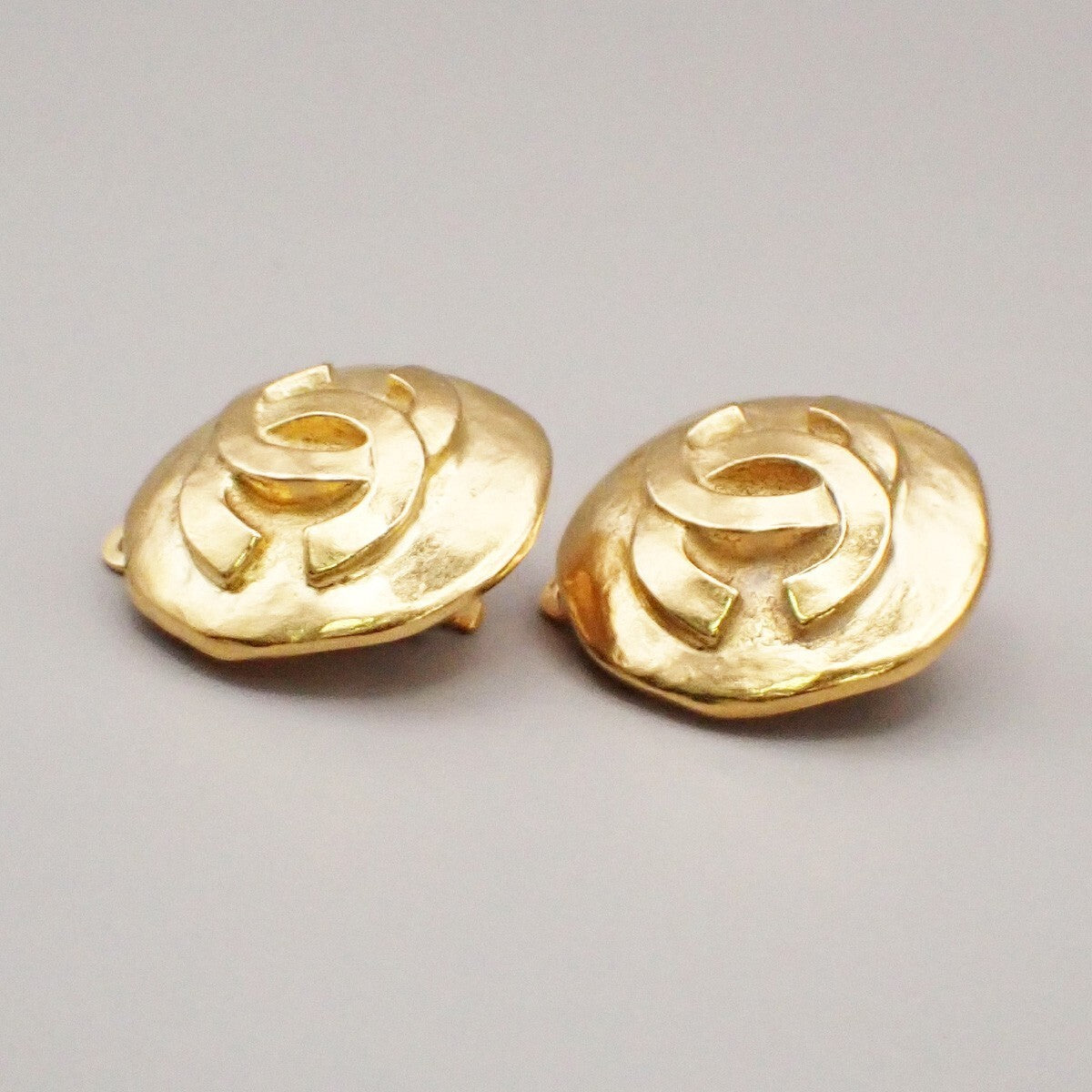 Chanel Vintage Cc Round Clip-On Earrings Metal Gold Gold_Plated Earrings Jewelry (Pre-Owned)