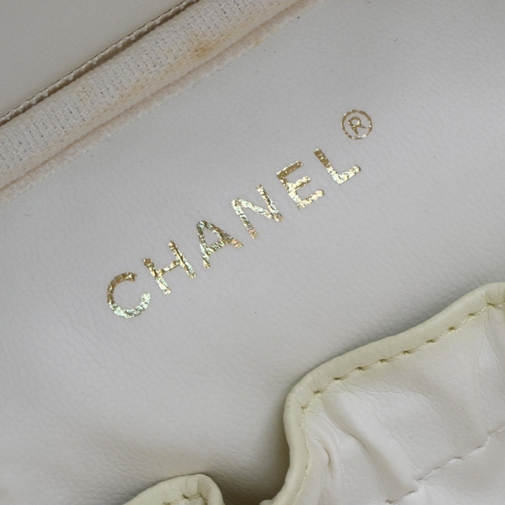 Chanel Vintage Timeless Cosmetic Case Caviar Pink Leather Handbag (Pre-Owned)