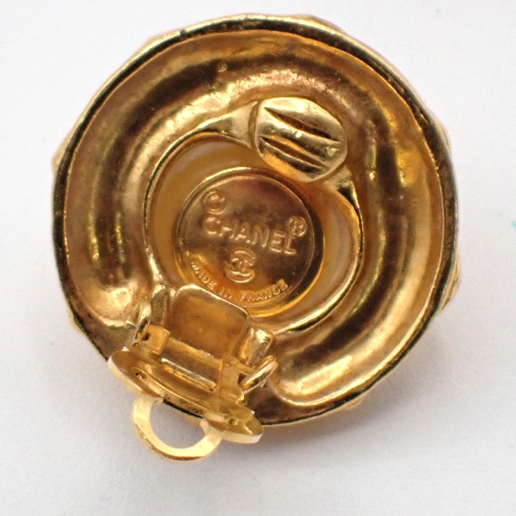 Chanel Vintage Round Clip-On Earrings Metal With Faux Pearl Gold Gold_Plated Earrings Jewelry (Pre-Owned)