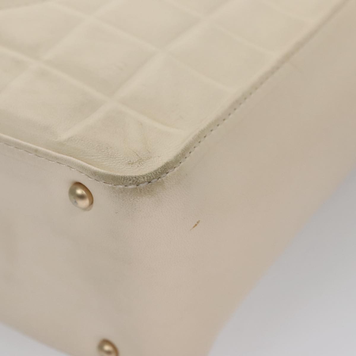 Chanel Chocolate Bar Cc Shoulder Bag Quilted Leather White Leather Shoulder Bag Bag (Pre-Owned)
