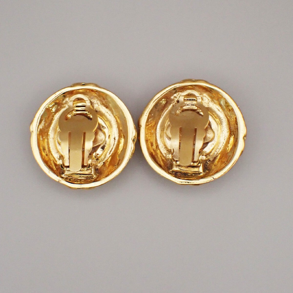 Chanel Vintage Round Clip-On Earrings Metal With Faux Pearl Gold Gold_Plated Earrings Jewelry (Pre-Owned)