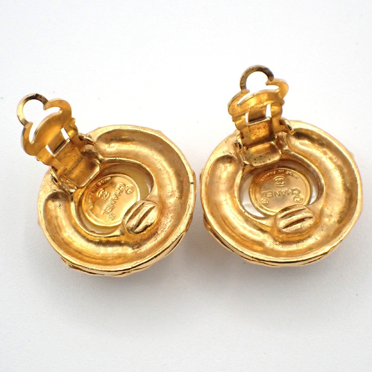 Chanel Vintage Round Clip-On Earrings Metal With Faux Pearl Gold Gold_Plated Earrings Jewelry (Pre-Owned)