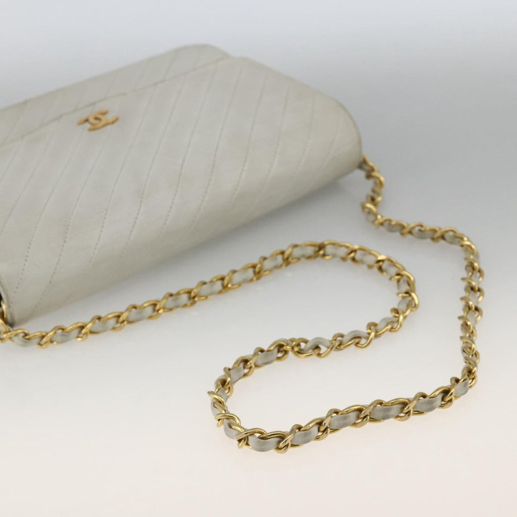 Chanel Matelasse Chain Shoulder Bag Leather White Leather Shoulder Bag Bag (Pre-Owned)