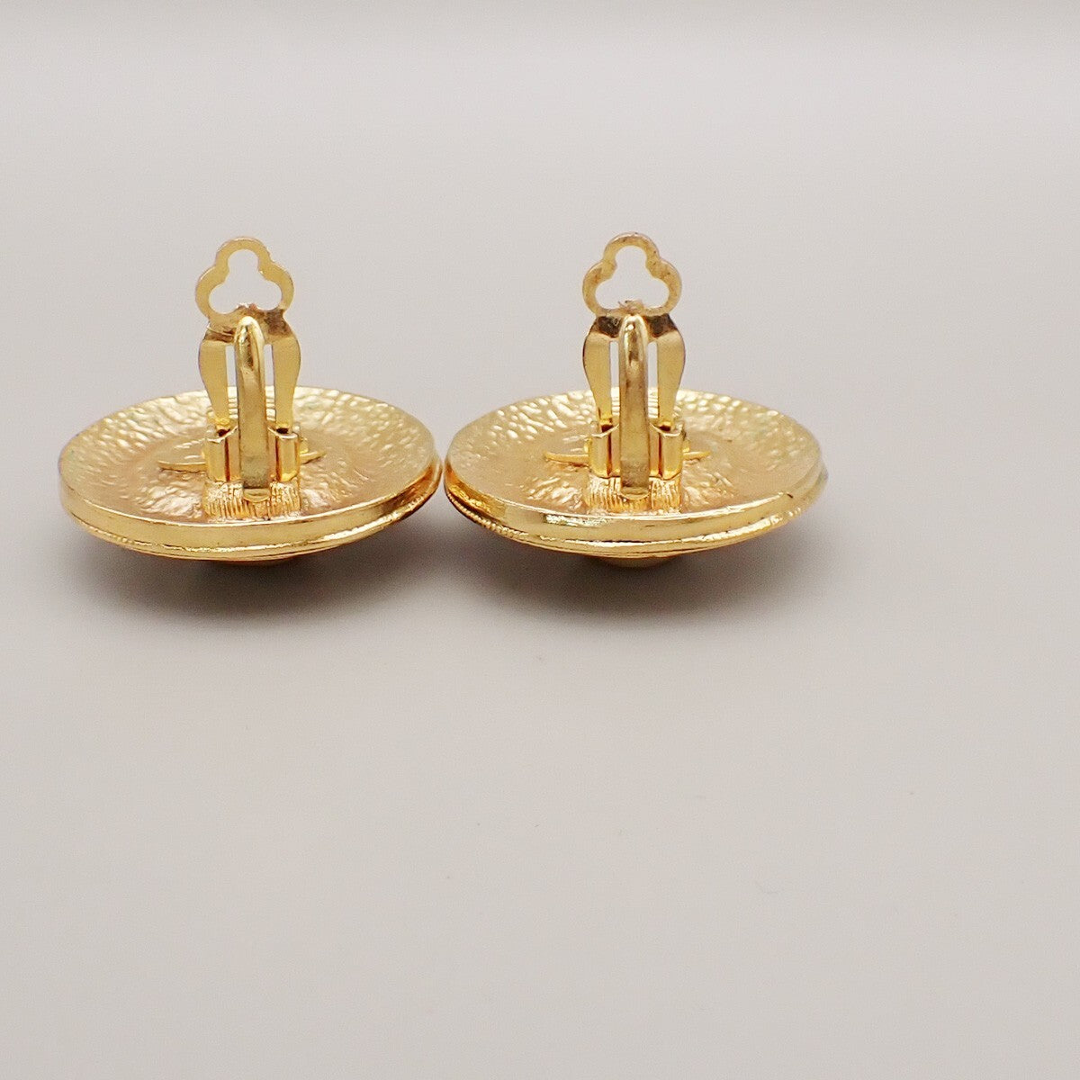 Chanel Vintage Round Clip-On Earrings Metal With Faux Pearl Gold Gold_Plated Earrings Jewelry (Pre-Owned)